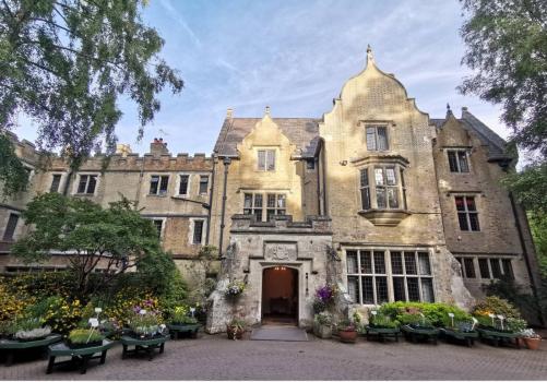 - Minstead Lodge